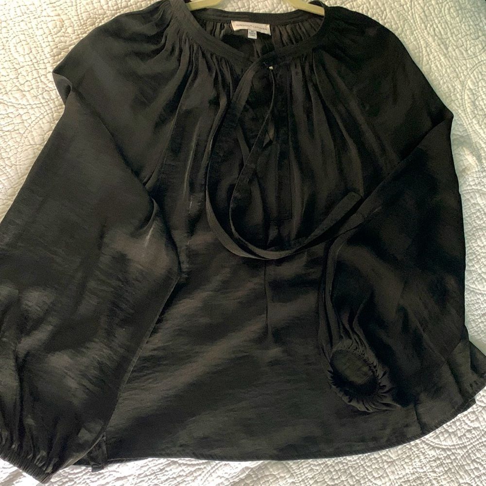 Gibson Latimer M satin blouse with tie
